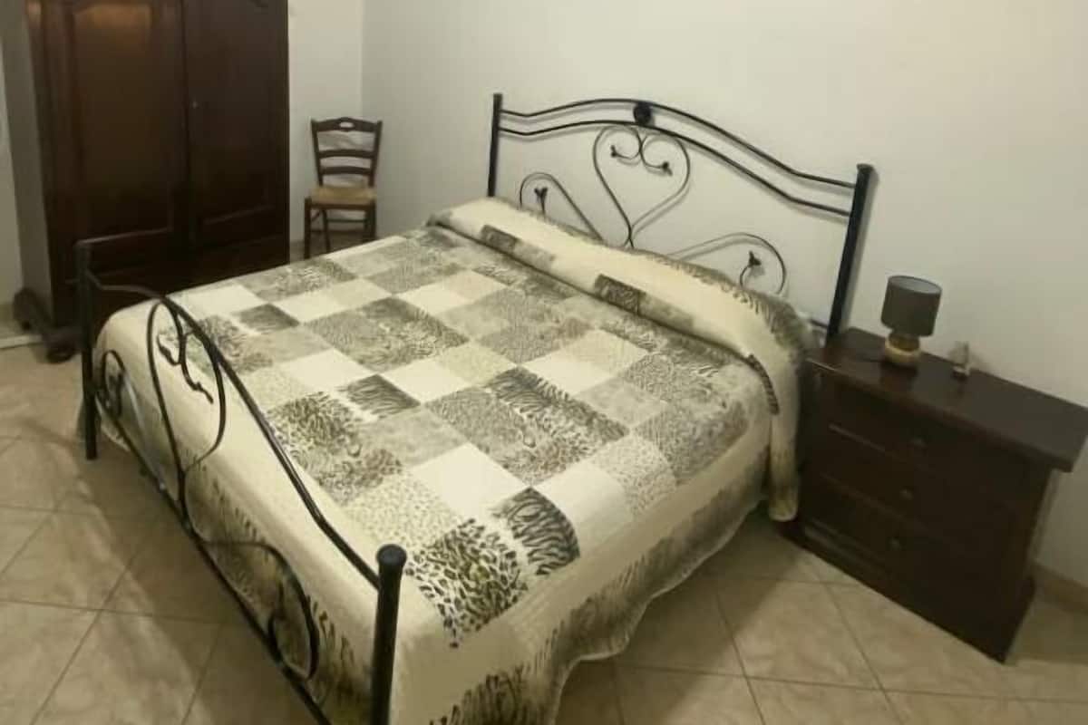 Habitación cuádruple | Minibar, wifi gratis y ropa de cama