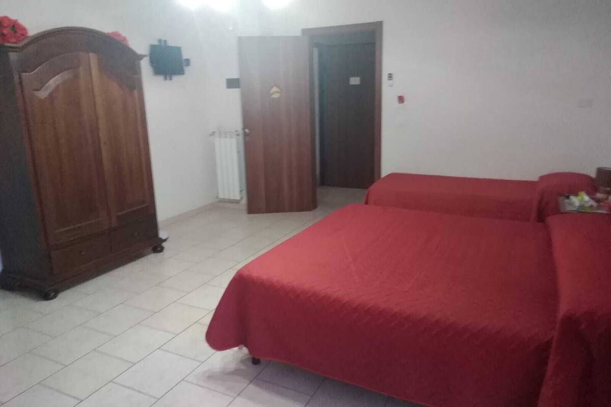 Habitación triple | Minibar, wifi gratis y ropa de cama 