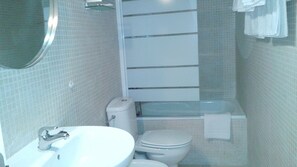 Badewanne, Haartrockner, Bidet, Handtücher