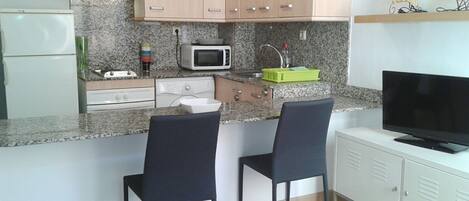 Réfrigérateur, micro-ondes, four, cafetière/bouilloire