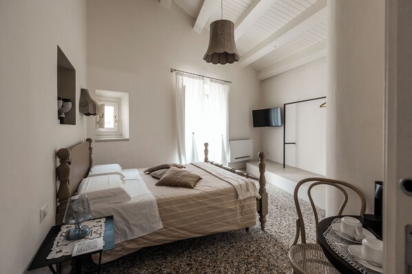 Premium-Zimmer | Daunenbettdecken, Schreibtisch, schallisolierte Zimmer