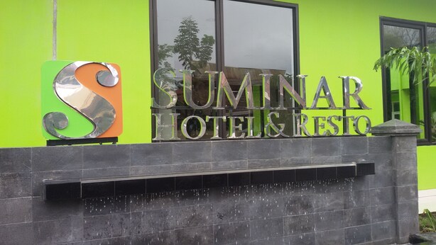 Un letrero de hotel con el nombre 'SUMINAR HOTELS & RESTAURANT'.