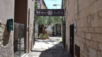 Un stretto vicolo con un cartello che riporta la scritta "Macondo" sopra di esso.