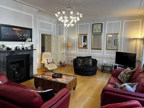 TV, peis, DVD-spiller og bøker