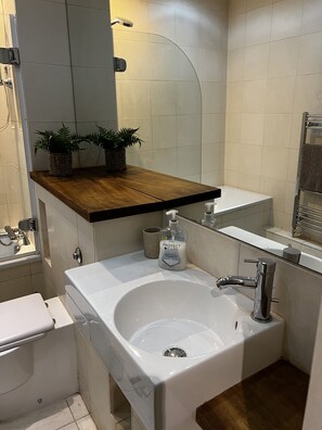 Combined shower/bathtub, hair dryer, towels, soap