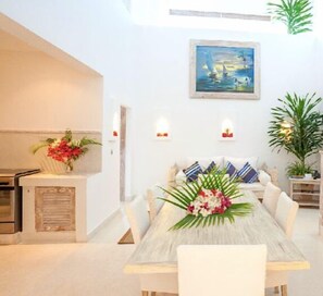 Televisor de pantalla plana, llibres i videoteca 