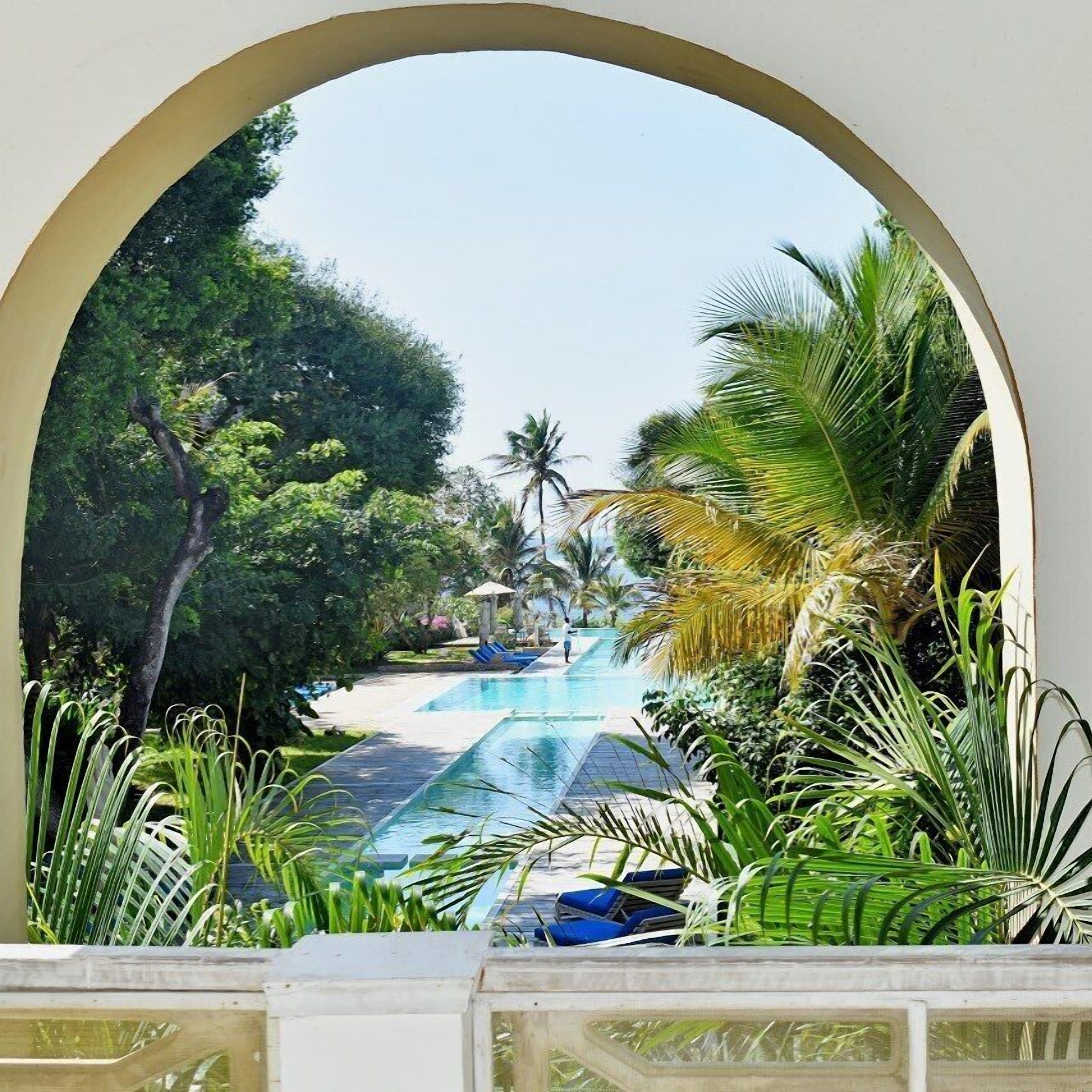 3 outdoor pools, pool loungers