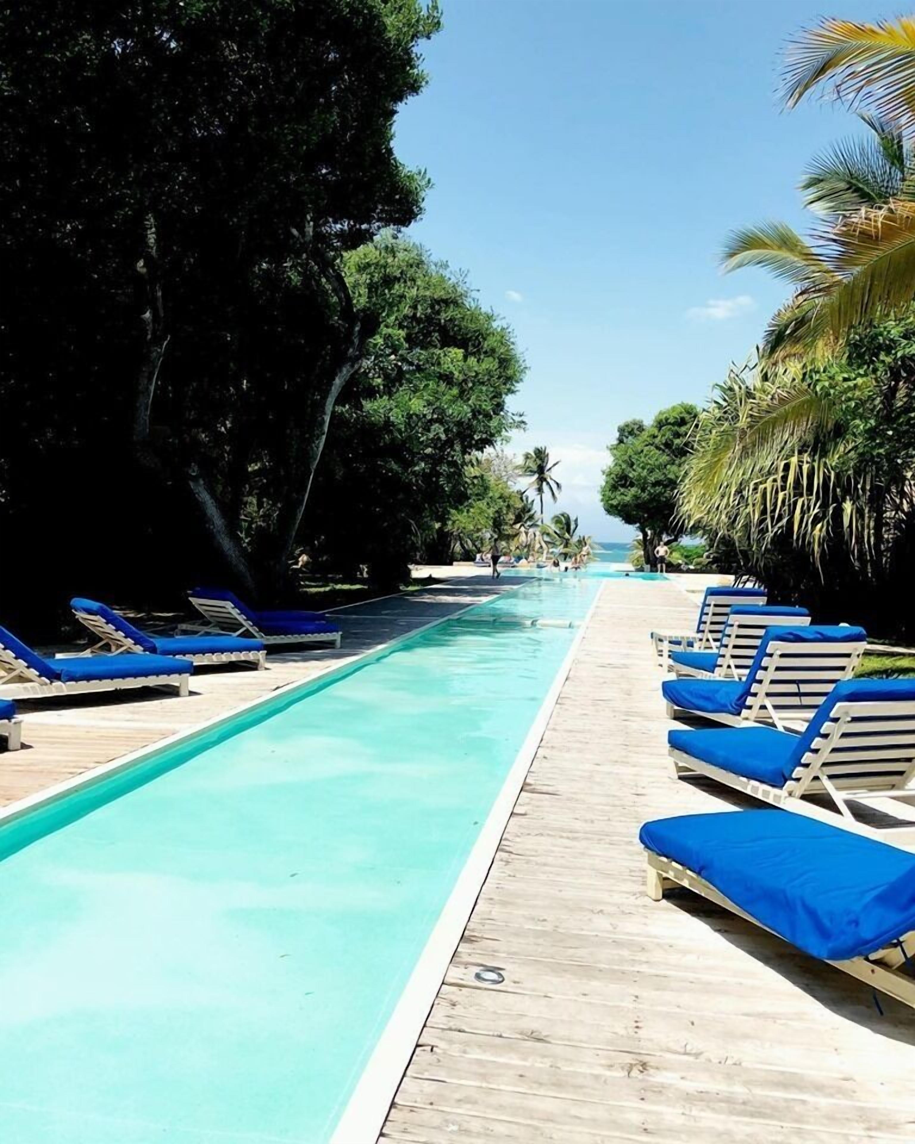 3 outdoor pools, pool loungers