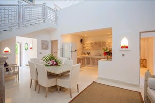 40-英寸纯平电视（配备卫星频道）、电视、书