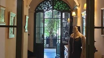 Pintu masuk interior