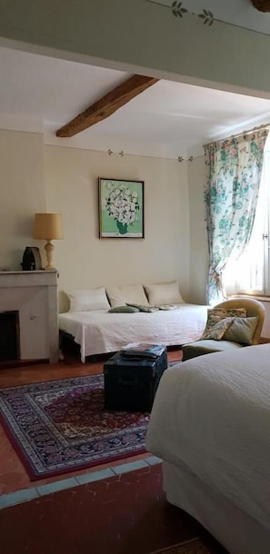 Deluxe Double Room (Laurier) | Individually decorated, individually furnished, free cots/infant beds - La Cordeline (Brignoles)