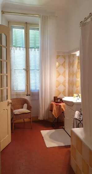 Suite, uitzicht op tuin (Miel) | Badkamer | Een haardroger, handdoeken