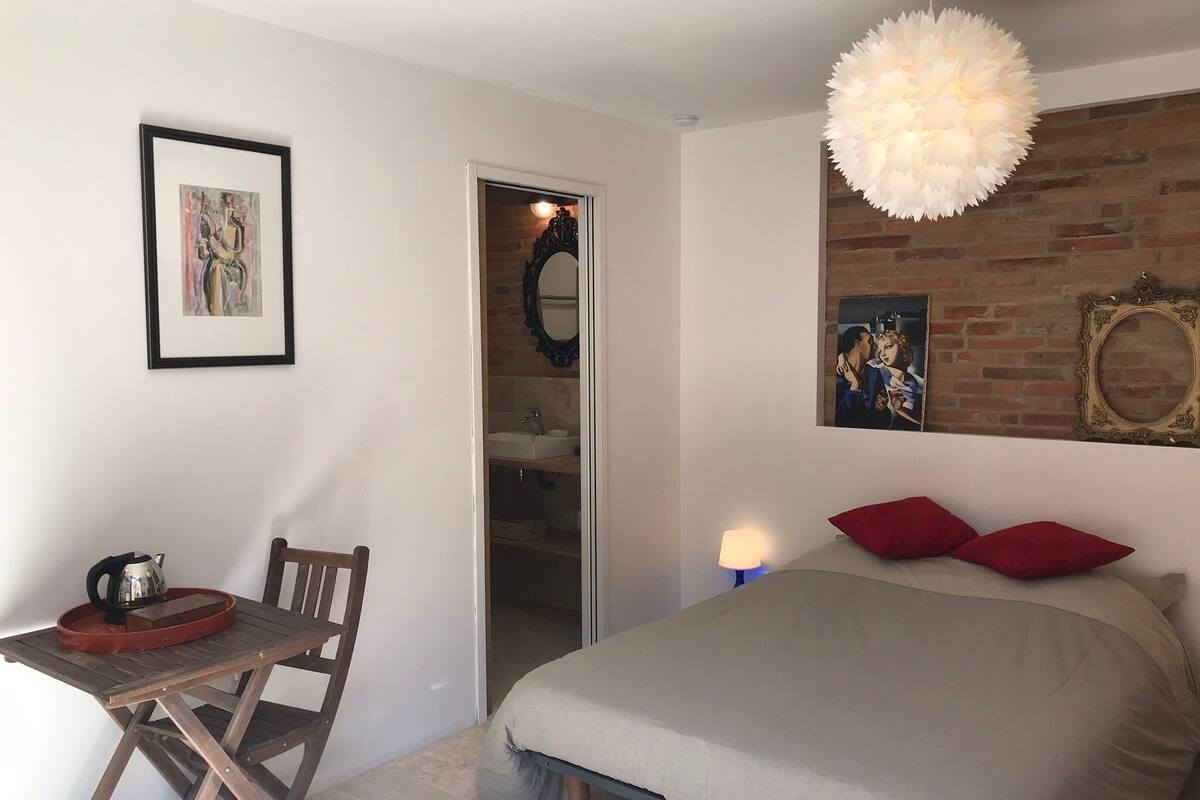 Classic Double Room | Individually furnished, blackout curtains, soundproofing