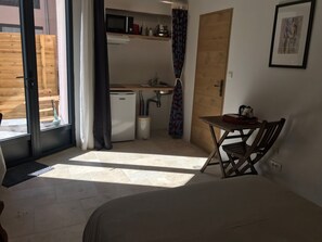 Phòng đôi phong cách cổ điển | Bếp nhỏ riêng | Tủ lạnh, lò vi sóng, bếp nấu, dụng cụ pha cà phê/trà