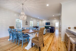 Interior -  🔑 operated SAFETY pool cover!!  Close to downtown and beach☀️ 🌊 (Tybee Island)