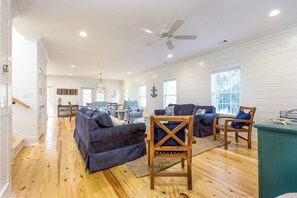 Smart TV, ping pong -  🔑 operated SAFETY pool cover!!  Close to downtown and beach☀️ 🌊 (Tybee Island)
