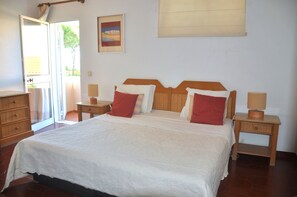 3 bedrooms, in-room safe, iron/ironing board, travel cot