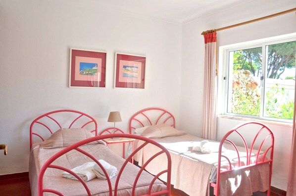 3 bedrooms, in-room safe, iron/ironing board, travel crib