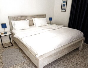 3 soverom, skrivebord, strykejern/-brett og reiseseng for barn