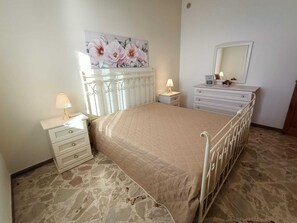 3 slaapkamers, een strijkplank/strijkijzer, wifi, beddengoed