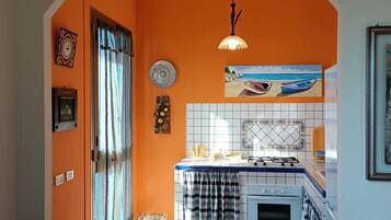 Kühlschrank, Ofen, Herdplatte, Wasserkocher mit Kaffee-/Teezubehör