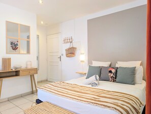 1 habitación, tabla de planchar con plancha, wifi gratis y ropa de cama 