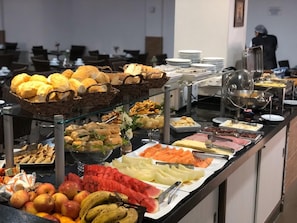 Free daily buffet breakfast - Dallas Hotel (Palotina)