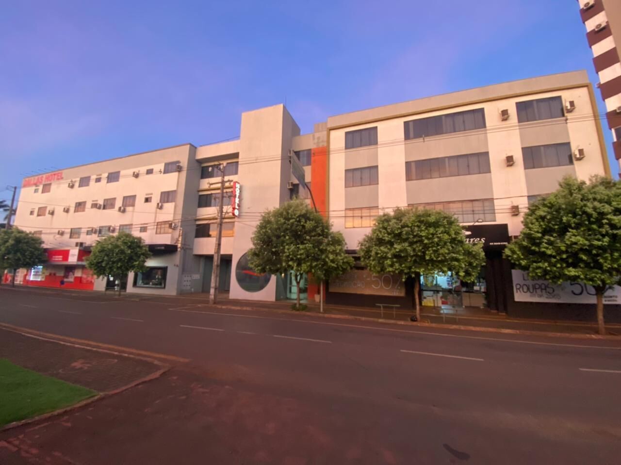 Vista frontal de la propiedad