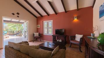 Deluxe Apartment | Sala de estar | Televisión LED