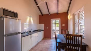 Deluxe Apartment | Private kitchen | Full-sized fridge, microwave, stovetop, coffee/tea maker