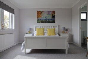 Decoración personalizada, muebles diferentes y cortinas blackout