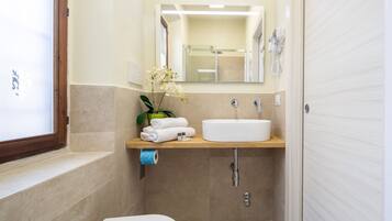 Apartamento romântico | Banheiro | Chuveiro, produtos de toalete grátis, secador de cabelo, bidê