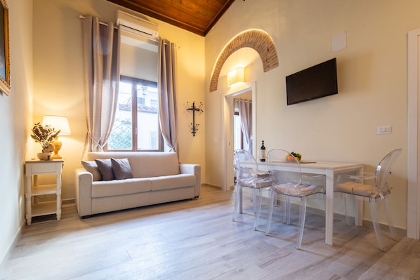 Comfort Apartment | Living area | Flat-screen TV - Duomo Apartments by Mmega (Florence)