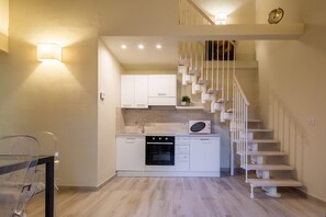 Romantic Apartment | Private kitchen | Fridge, microwave, oven, stovetop - Duomo Apartments by Mmega (Florence)