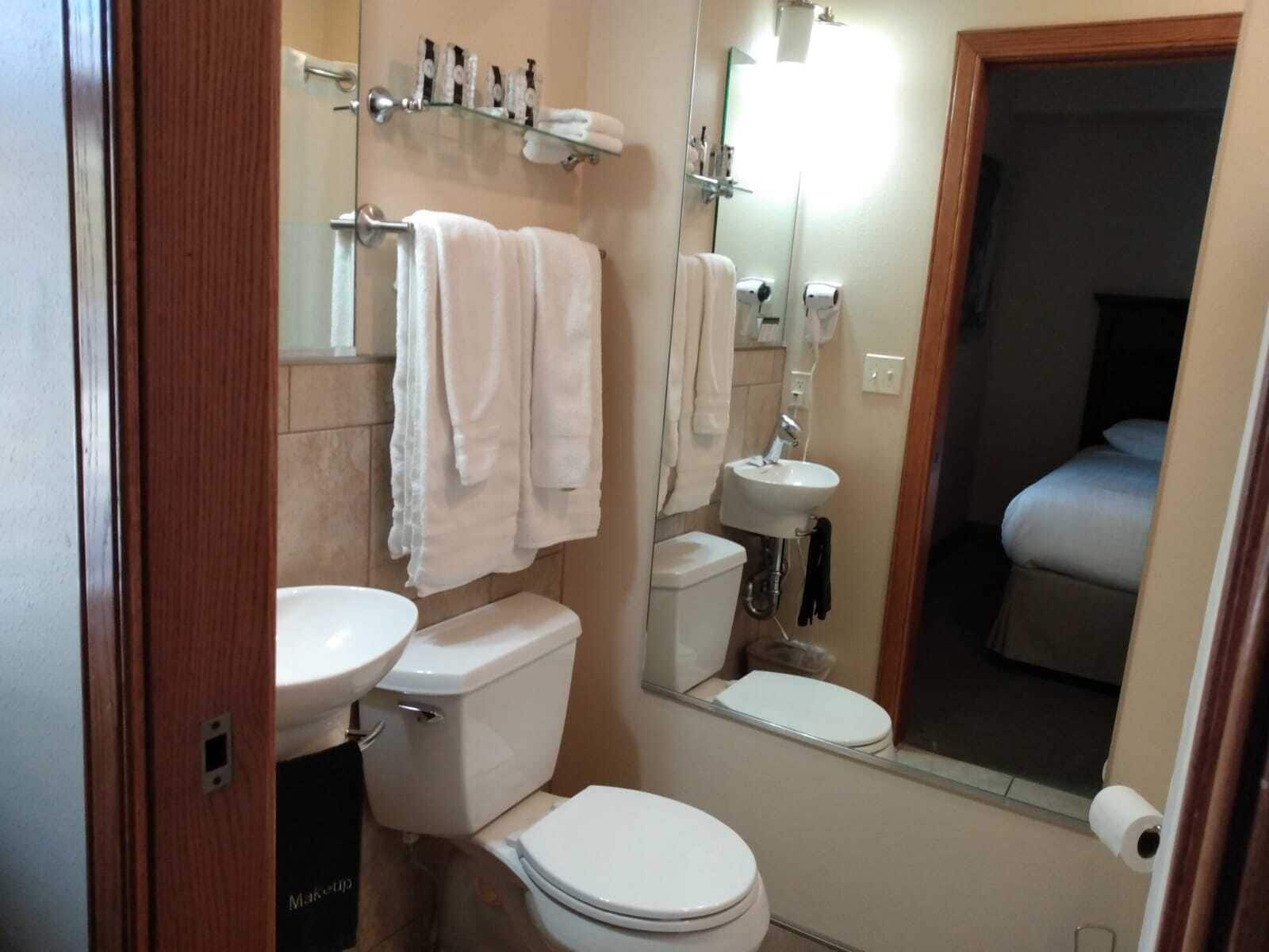 standard double room | bathroom | jetted bath, free toiletries, hair dryer, towels