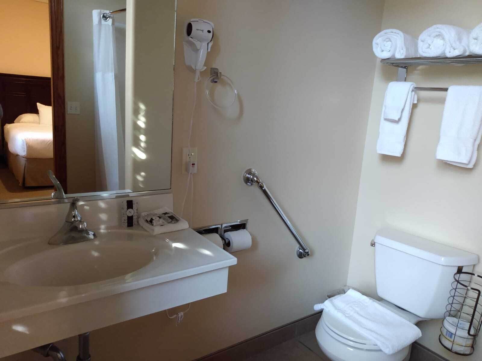 standard double room | bathroom | jetted bath, free toiletries, hair dryer, towels