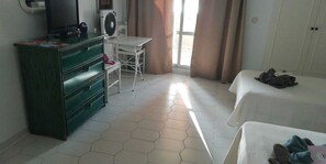 1 dormitori i planxa i posts de planxar 