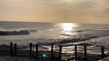 In Strandnähe, Liegestühle, Strandtücher