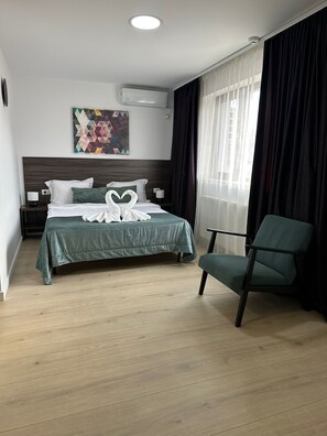 Premium Double Room, 1 King Bed | Blackout drapes, soundproofing, free WiFi, bed sheets