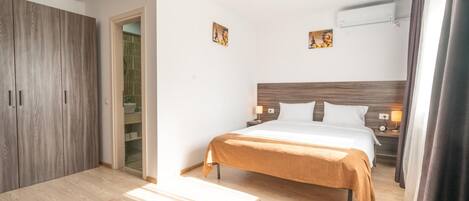 Standard Double Room, 1 Katil Raja (King) | 1 bilik tidur, peralatan tempat tidur premium, busa memori, meja