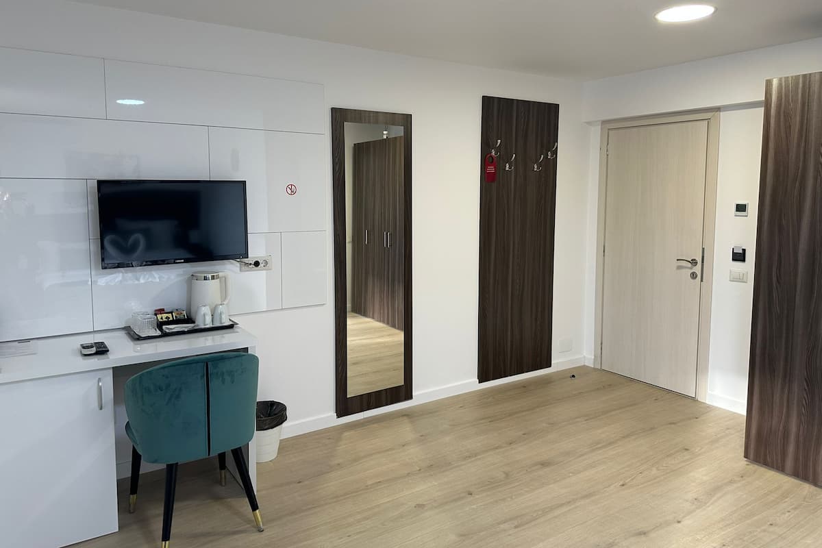 Premium dubbelrum - 1 kingsize-sÀng | SÀngtillbehör av högsta kvalitet, memory foam-madrasser och skrivbord