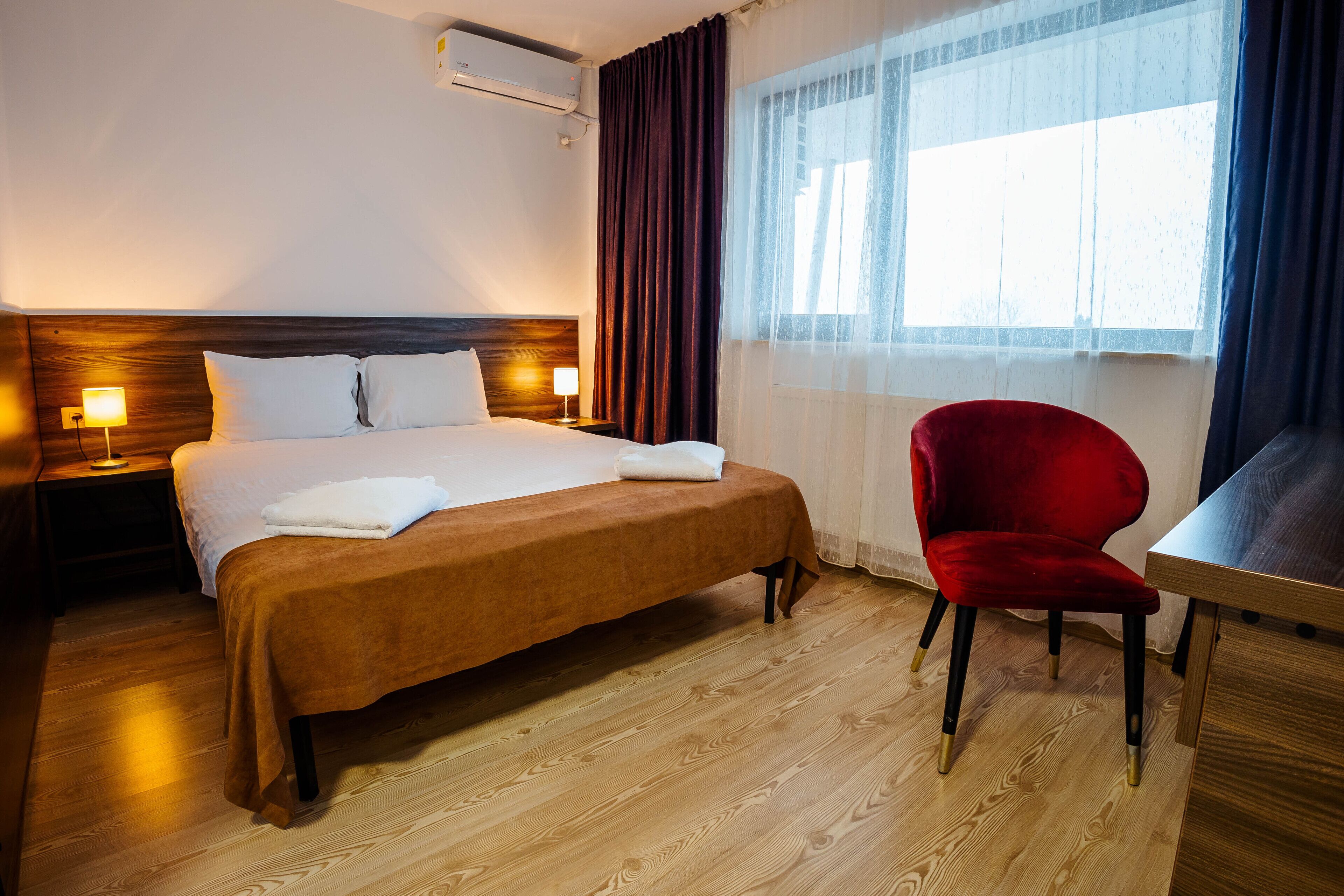 家庭套房 | 高档床上用品、记忆海绵床垫、办公桌、遮光窗帘