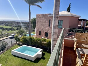 Outdoor spa tub - HomeForGuest Salobre Villa, 5PAX, WIFI, POOL, GREAT VIEWS (San Bartolomé de Tirajana)