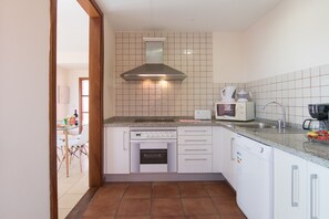 Een koelkast, een microgolfoven, een oven, een vaatwasser