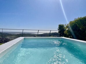 Piscina com vista clara para a paisagem ao redor.
