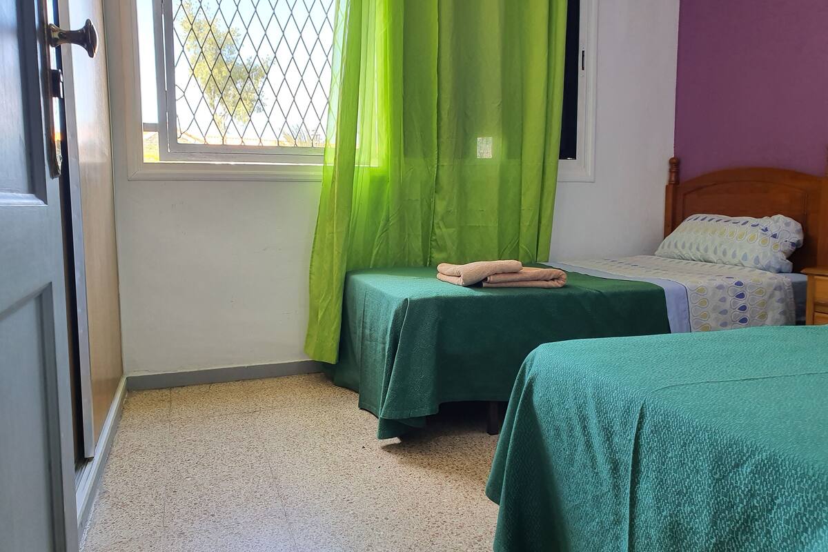 Habitación con 2 camas individuales, baño compartido | Cortinas blackout, wifi y ropa de cama