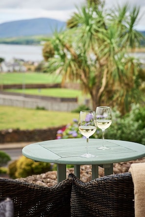 Outdoor dining - Greenmount House (Dingle)