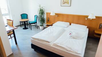 Quarto casal | Roupas de cama antialérgicas, frigobar, cofres nos quartos, escrivaninha