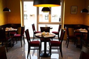 Dagelijks continentaal ontbijt (EUR 12.9 per persoon)