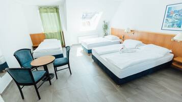 Allergikerbettwaren, Minibar, Zimmersafe, Schreibtisch